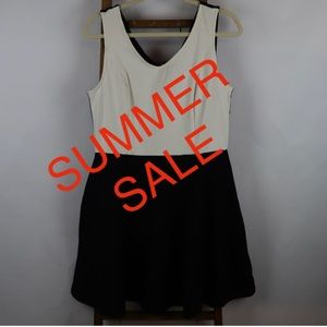 Black & White Sleeveless Dress w/Stretchy Material